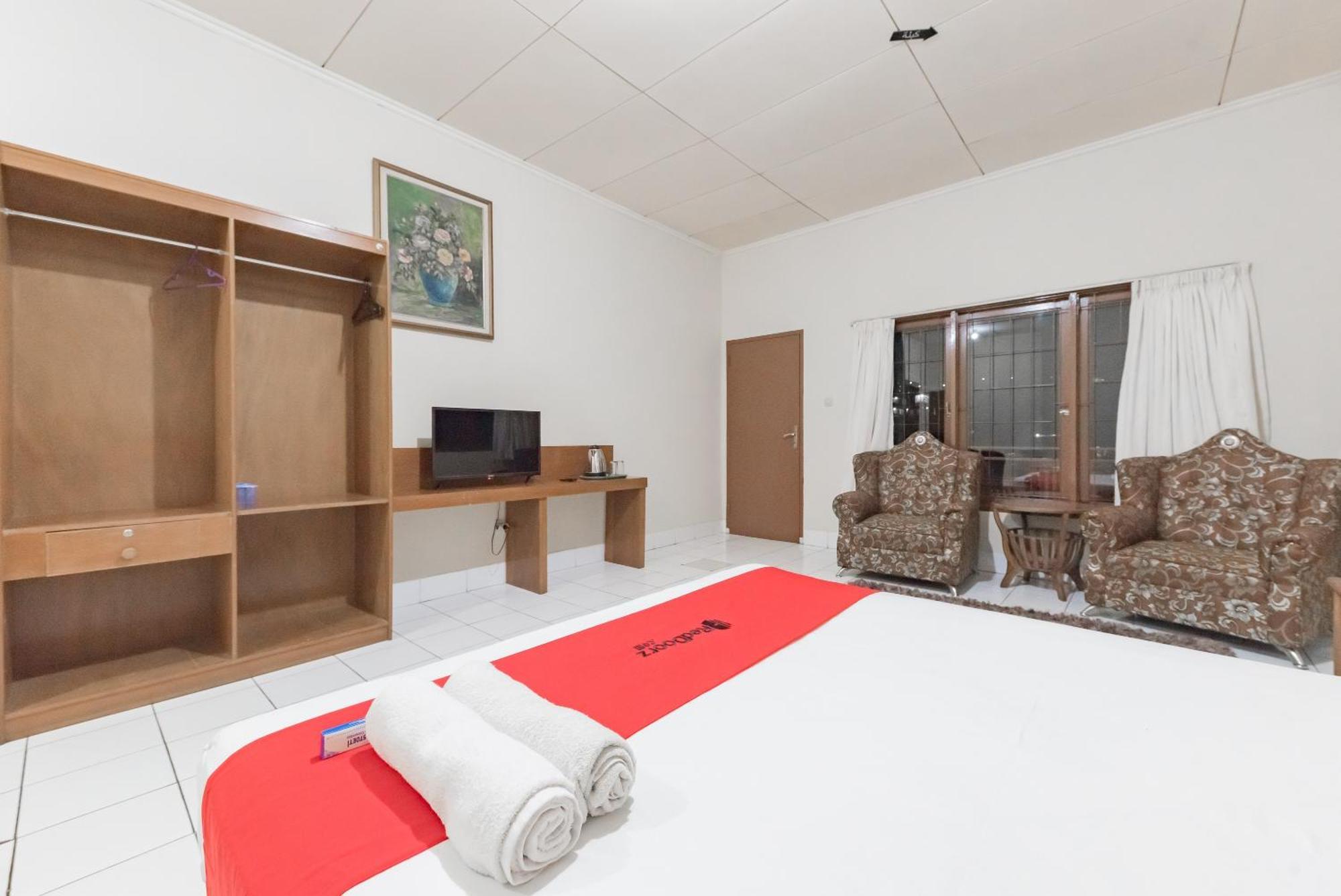 Reddoorz Plus At Hotel Griya Astoeti Богор Екстер'єр фото
