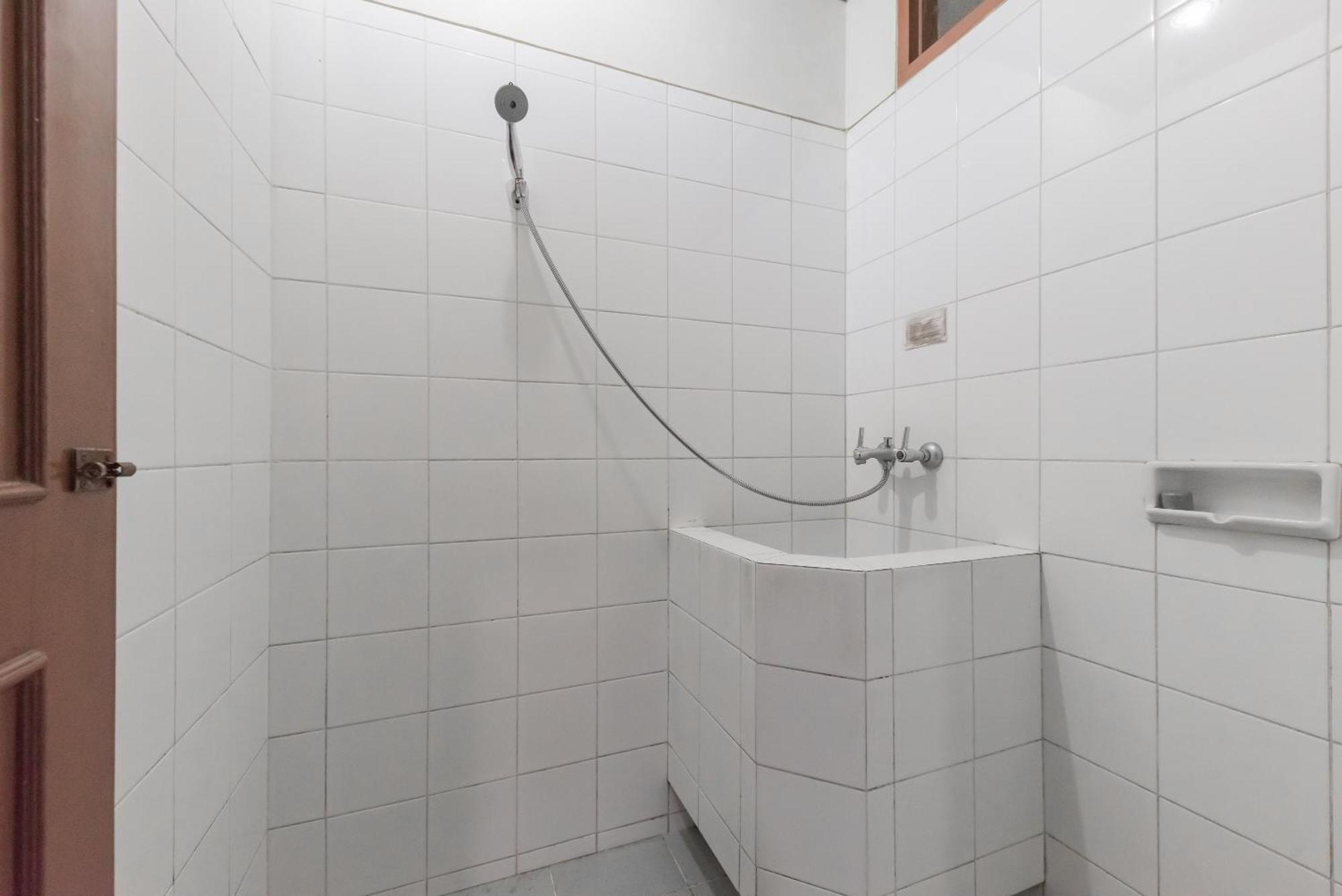 Reddoorz Plus At Hotel Griya Astoeti Богор Екстер'єр фото